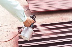 Les outils essentiels pour peindre une grande maison